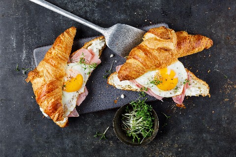 Sandwich di cornetti e uova
