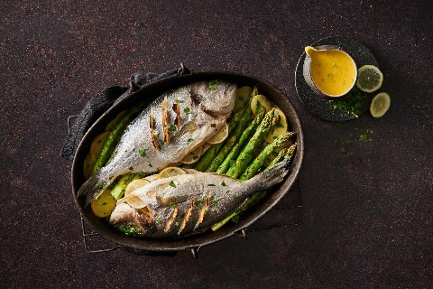 Dorade aux asperges et sauce hollandaise à la limette