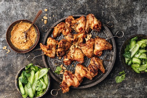 Pouletflügeli-Spiessli mit Erdnuss-Dip