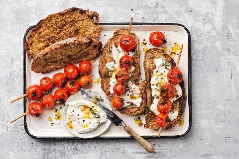 Crostinis aux brochettes de tomates