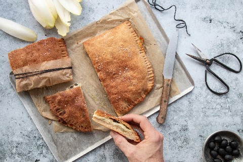 Focaccia ripiena con cicoria belga e scamorza