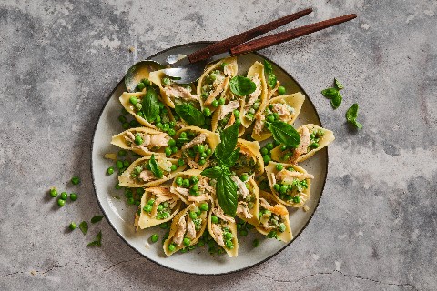 Conchiglioni ripieni di piselli e formaggio fresco