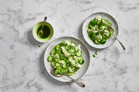 Salade de concombres et burrata à l'huile au basilic