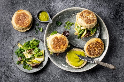 Pfannenbrötchen mit Spargeln und Bärlauchmayo