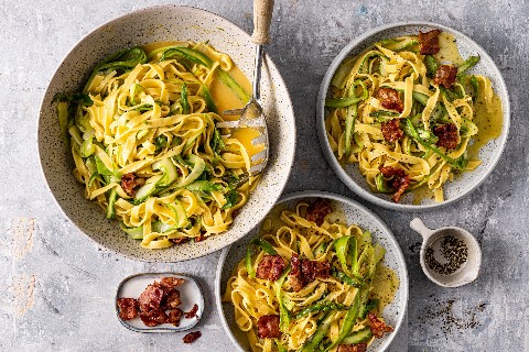 Tagliatelle Carbonara mit Spargeln