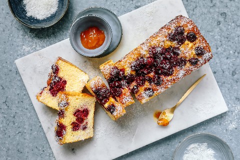 Moist semolina and quark cake with sour cherries
