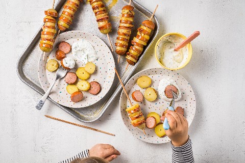 Spiedini alla griglia di patate e cervelas