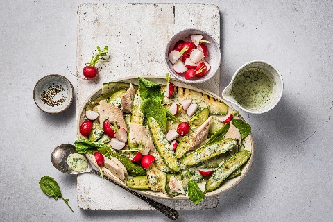 Salade de concombres grillés avec des radis et de la truite