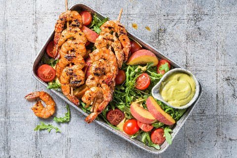 Crevettes grillées et salade aux pêches