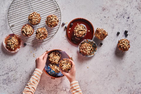 Muffins aux flocons d'avoine, à la compote de pomme et aux myrtilles