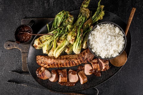 Filet mignon de porc grillé et sauce aux prunes