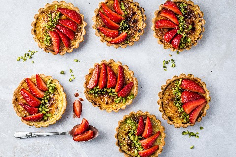 Crème brulée tartlets with strawberries