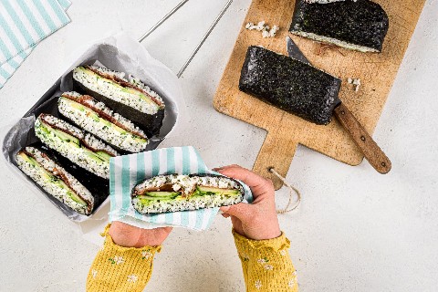 Sandwich de riz dans une feuille de nori