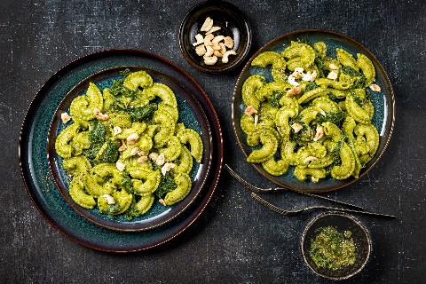 Pasta mit Federkohlpesto