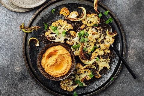Steaks de chou-fleur, lentilles et houmous à la harissa