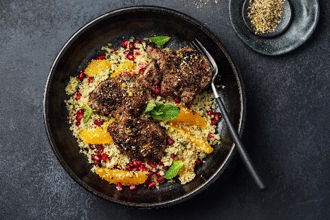Lammkoteletts mit Dukkah-Kruste und Orangen-Couscous