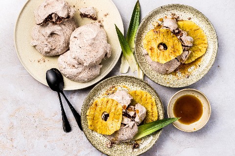 Haselnuss-Meringue mit Ananas-Salat
