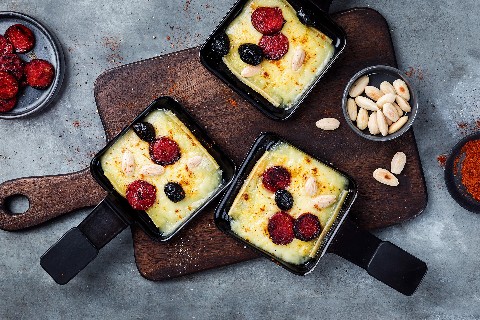 Raclette-Pfännchen mit Chorizo und Mandeln