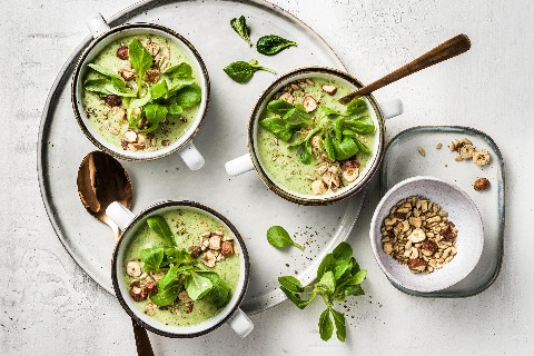 Vegane Nüsslisalat-Suppe