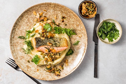 Gebratener Lachs mit Pastinaken-Mandelpüree