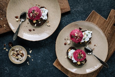 Engadiner Bauernbirnbrot mit Ziegenfrischkäse und Randen-Glace