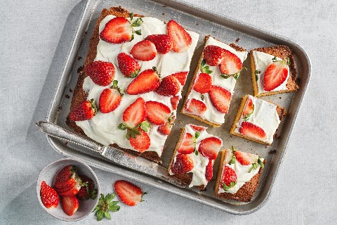 Zitronenkuchen mit Erdbeeren