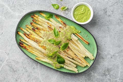 Asparagi al forno con salsa alla tahina ed erbe aromatiche