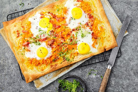 Carrot tarte flambée with egg
