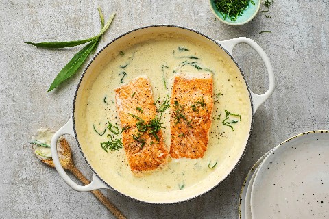 Salmone con salsa alla panna e all’aglio orsino
