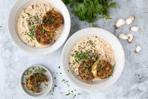Serviettenknödel mit Kräuterseitlinge-Ragout