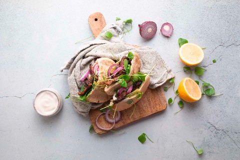Pita aux champignons poêlés et à la sauce au yogourt