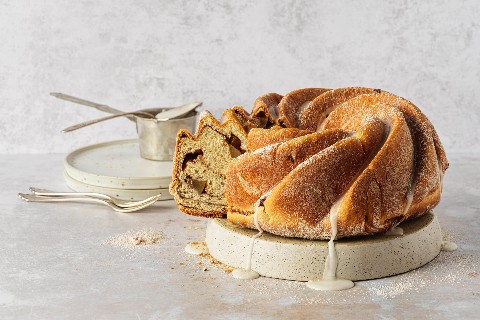 Cinnamon swirl Gugelhopf with pears