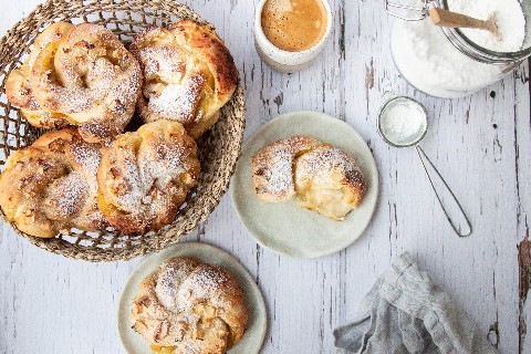 Apple zopf buns