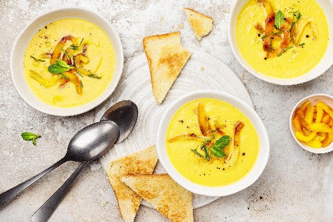 Gelbe Peperoni-Gazpacho