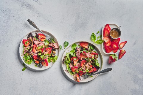 Salade de viande de bœuf aux fraises