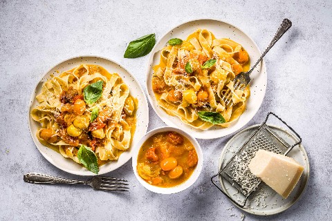 Pasta al sugo di peperoni e pomodori