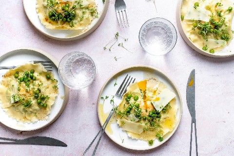 Ravioli con tuorlo d'uovo, ricotta e piselli