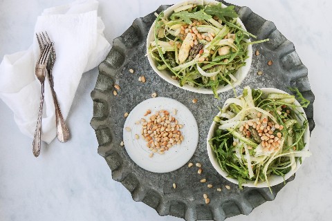 Insalata di asparagi crudi con condimento al parmigiano e limone