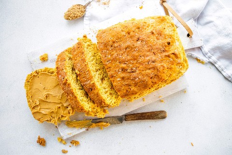 Einfaches veganes Rüeblibrot mit Pistazien