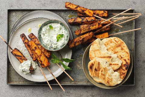 Brochettes de tempeh et pain galette