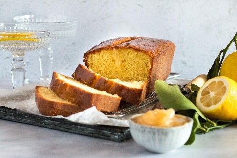 Lemon curd cake