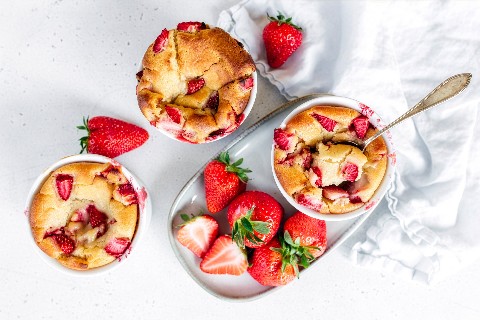 Mug cake vegani con fragole