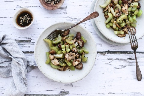 Stangensellerie-Shiitake-Pfanne
