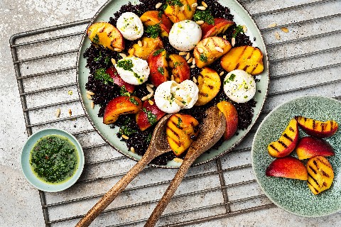Salade de riz noir à la pêche, à la burrata et au mojo verde