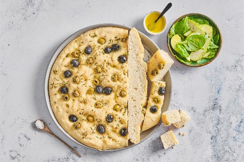 Focaccia alle olive con insalata di spinaci