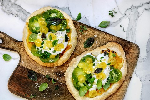 Pizza con salsa al pomodoro gialla