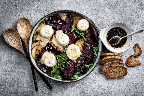 Beetroot and spinach salad with Tommes