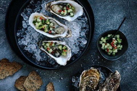 Huîtres sur crackers au sésame et au wasabi