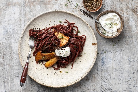 Spaghettis au vin rouge et aux pleurotes du panicaut