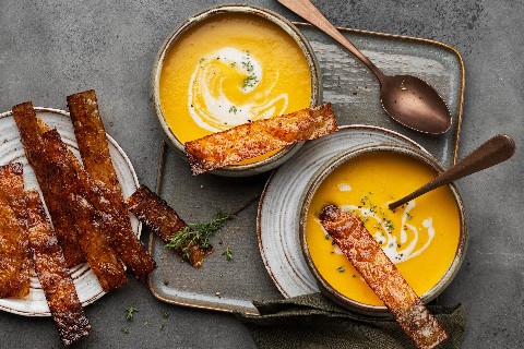 Sellerie-Rüeblisuppe mit veganem Speck
